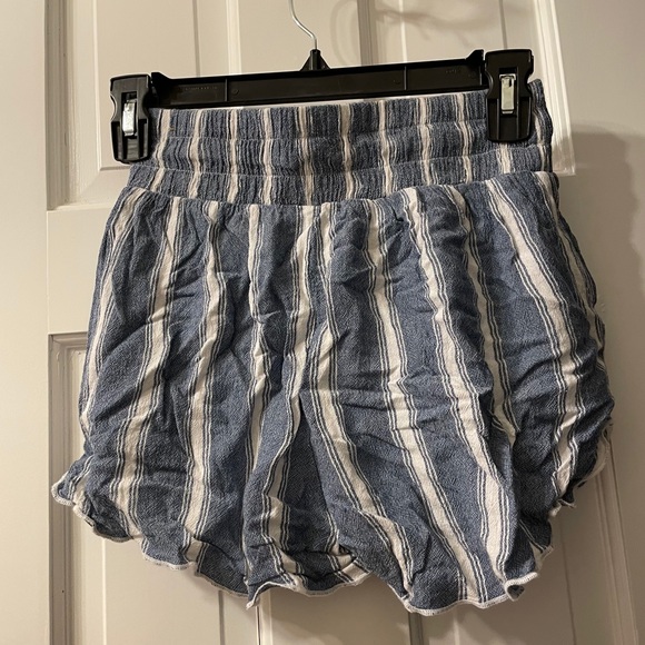 Hollister XS flowy stripped shorts - Picture 3 of 4